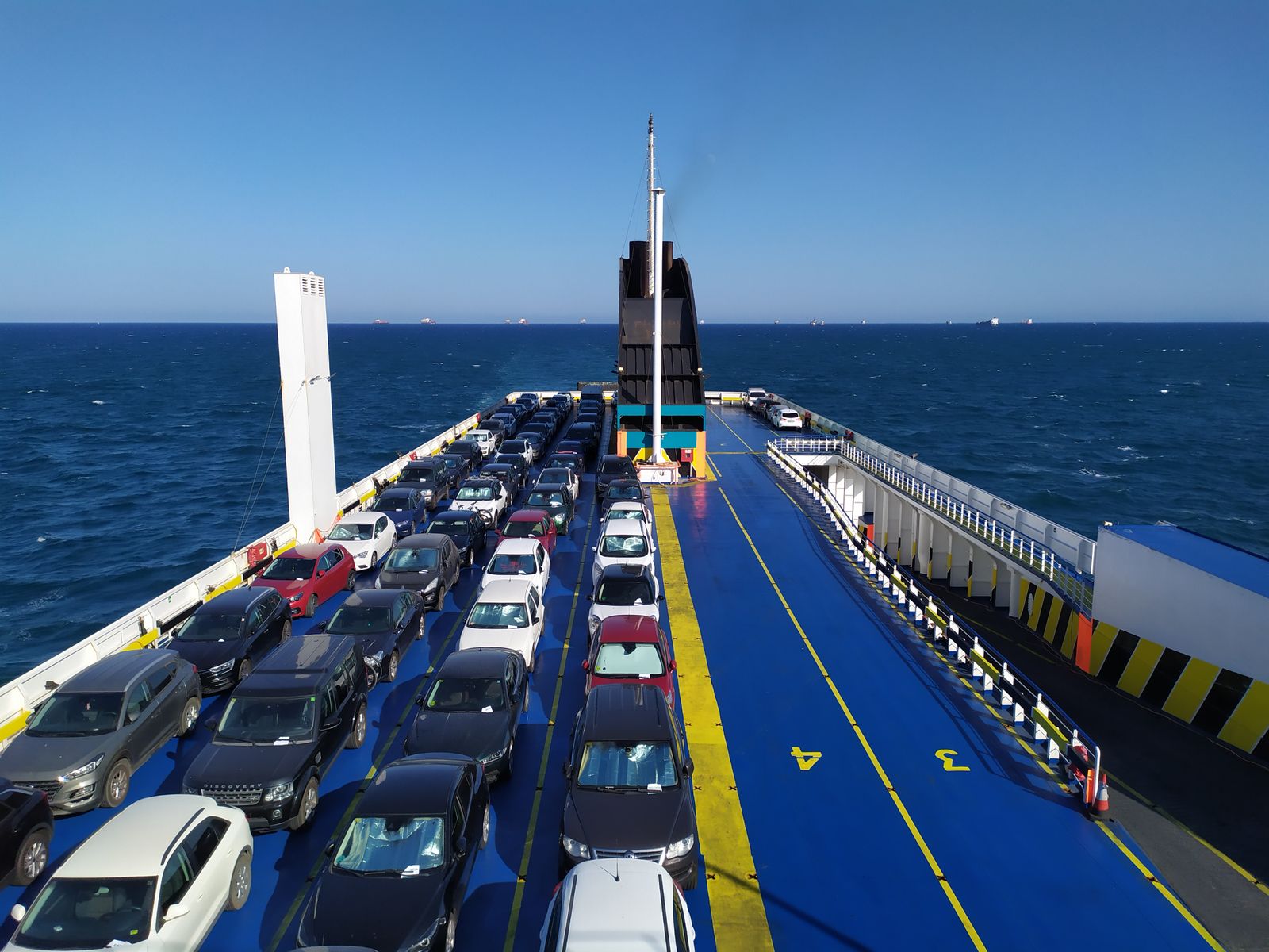 Véhicules embarqués sur un ferry pour la traversée vers le Maroc