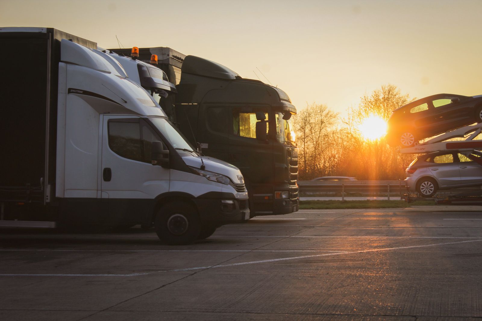 Convoi NS Transport sur la route au coucher du soleil